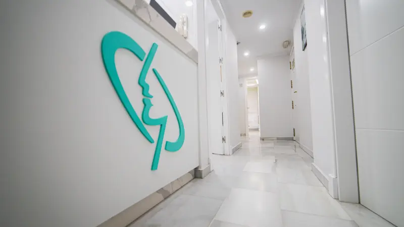 Recepción con el logotipo de la clínica